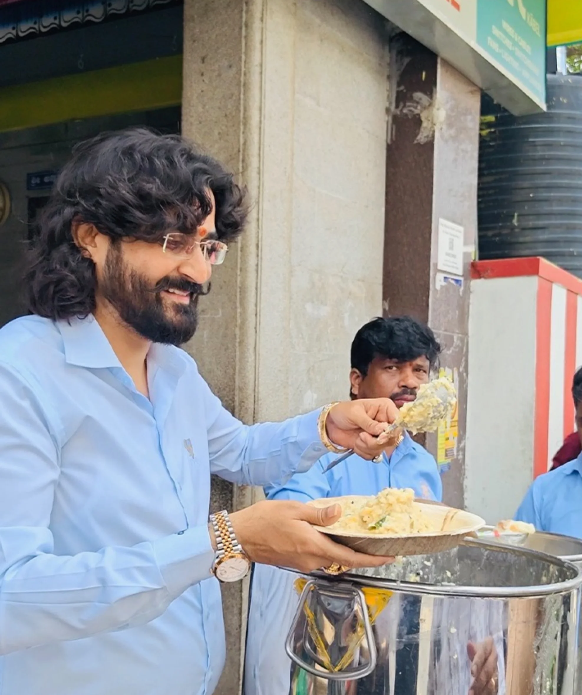 Dr. Chetan Kumar Mehta personally serving a meal at an Anna Danam feeding stop in Bengaluru